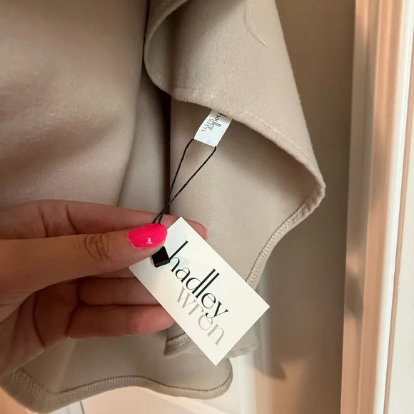 Hadley Wren Cape with Bow - Picture 4 of 6